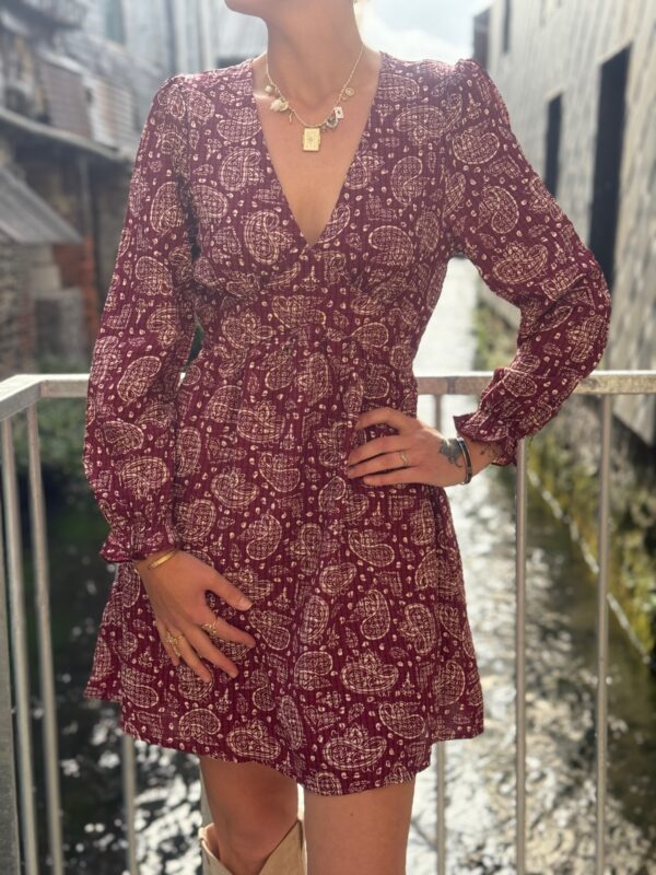 Robe courte bordeaux bandana – Col V chic et tendance !