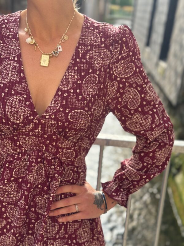 Robe courte bordeaux bandana – Col V chic et tendance !