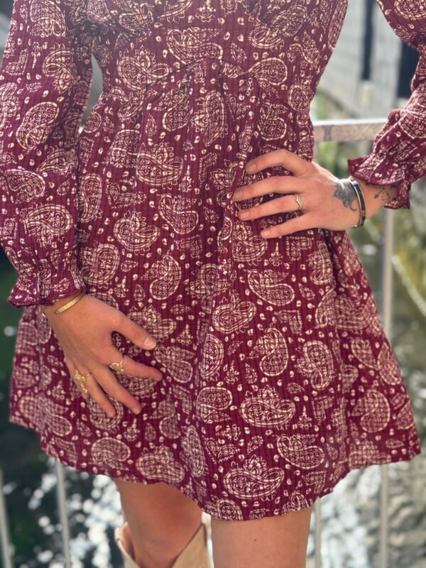 Robe courte bordeaux bandana – Col V chic et tendance !