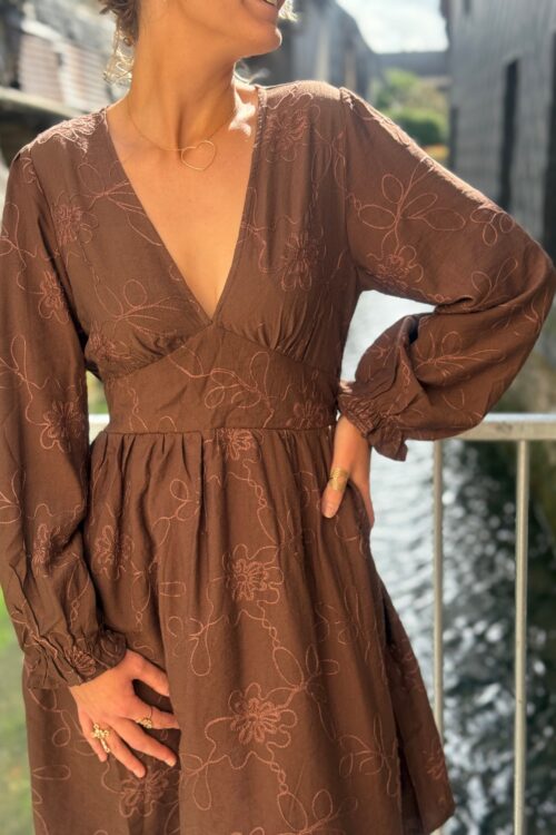 Robe courte chocolat brodée – Col V et manches longues