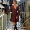 Robe courte chocolat brodée – Col V et manches longues