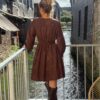 Robe courte chocolat brodée – Col V et manches longues