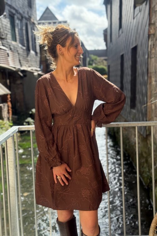 robe-courte-chocolat-brodee-dream Robe courte chocolat brodée – Col V et manches longues