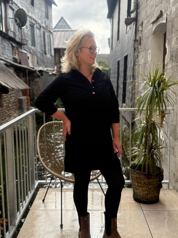 Robe noire en velours pulpeuse – élégante et moderne !