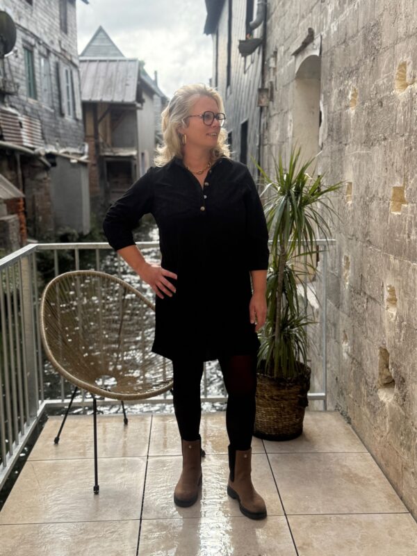 Robe noire en velours pulpeuse – élégante et moderne !