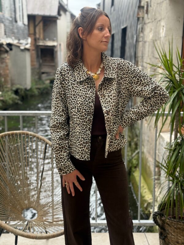 Veste en jean léopard – Tendance denim imprimé sauvage