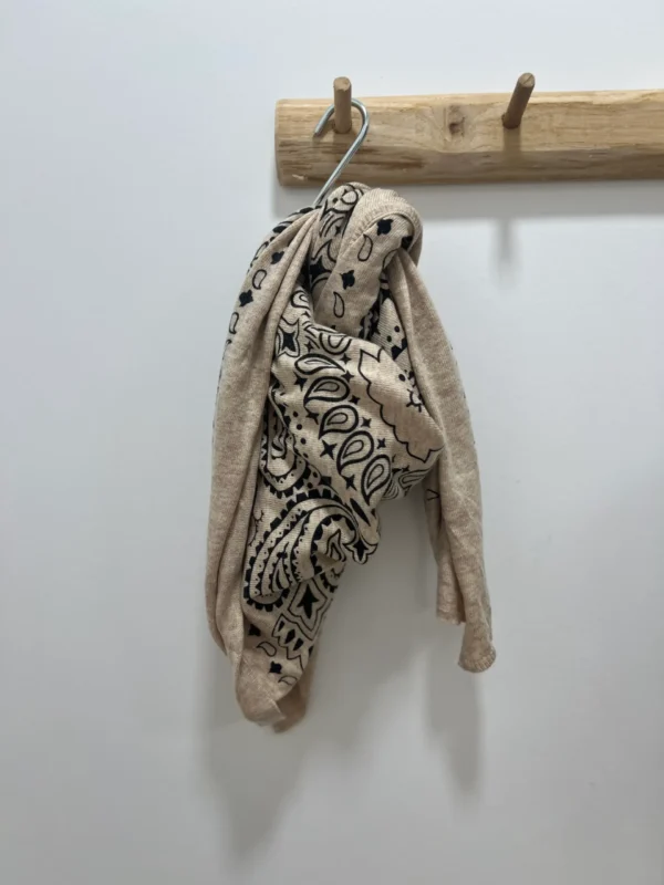 Bandana beige – foulard carré doux et tendance