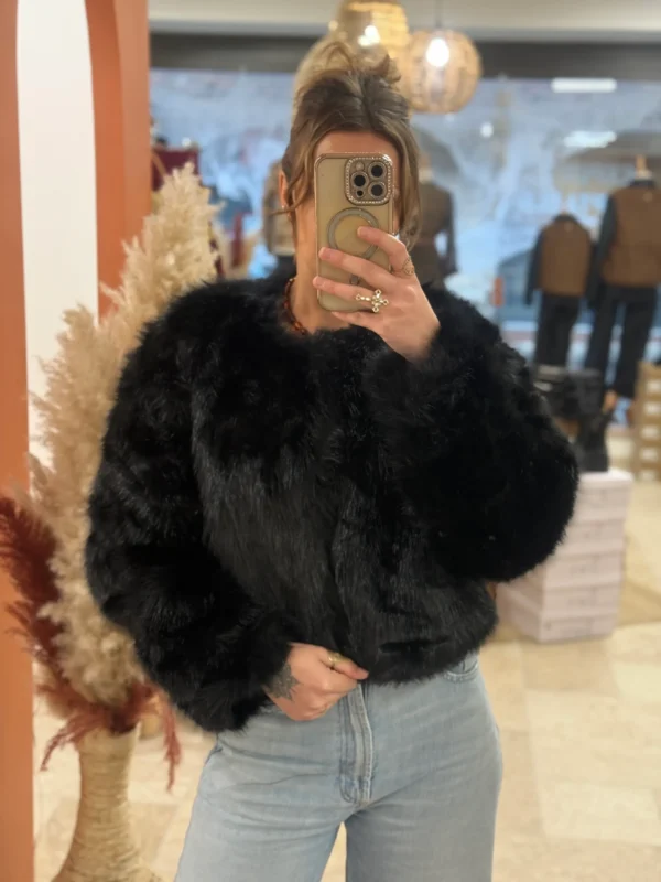 Fourrure noire femme – courte, chic et élégante