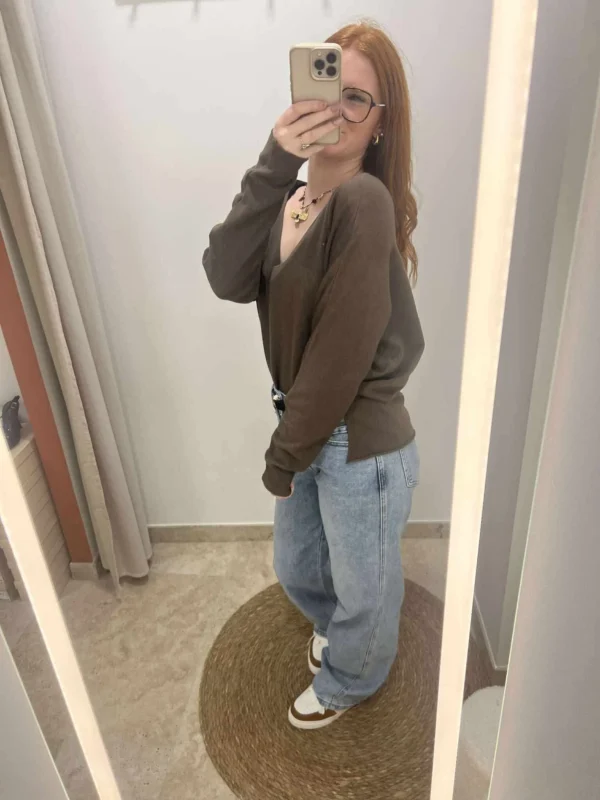 Pull doux femme col V – Confort, chaleur et élégance colorée