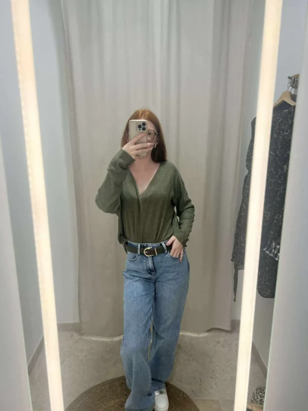 Pull doux femme col V – Confort, chaleur et élégance colorée