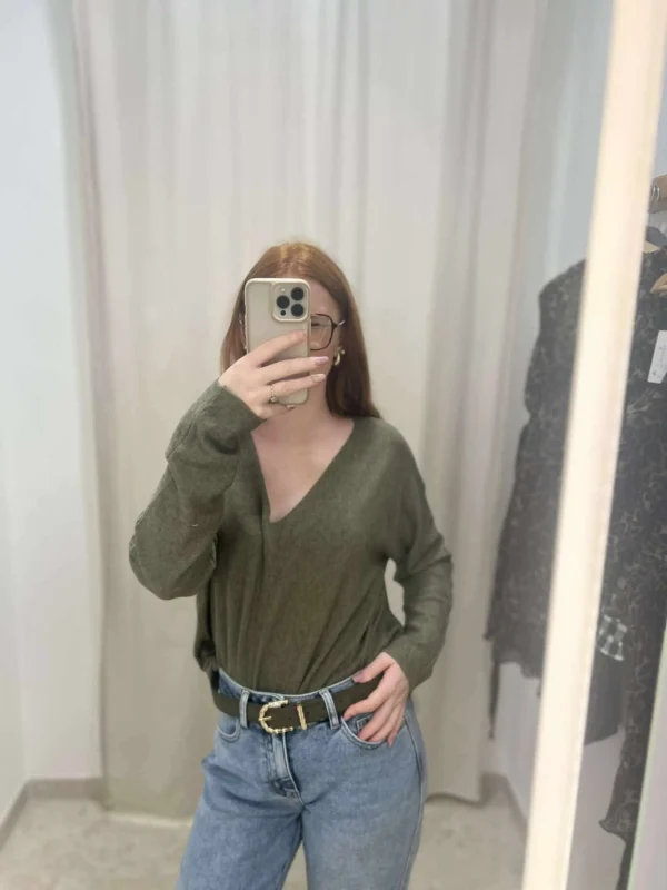 Pull doux femme col V – Confort, chaleur et élégance colorée