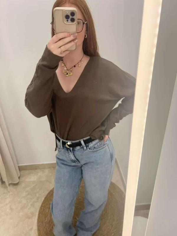 Pull doux femme col V – Confort, chaleur et élégance colorée