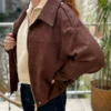 Veste suédine marron femme chic avec détails dorés