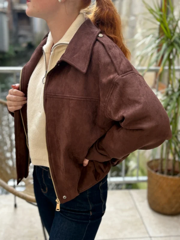 Veste suédine marron femme chic avec détails dorés