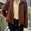 Veste suédine marron femme chic avec détails dorés