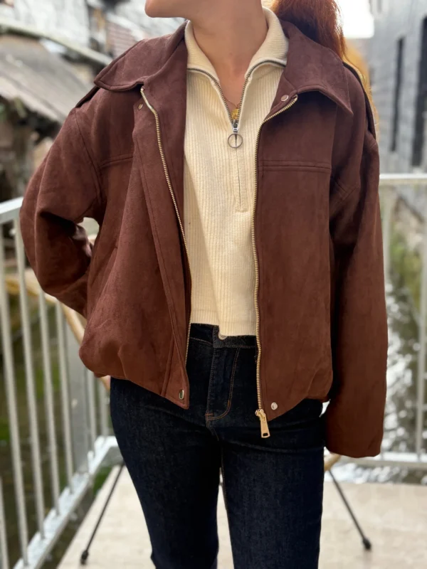 Veste suédine marron femme chic avec détails dorés