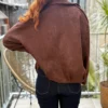 Veste suédine marron femme chic avec détails dorés
