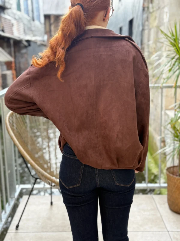 Veste suédine marron femme chic avec détails dorés