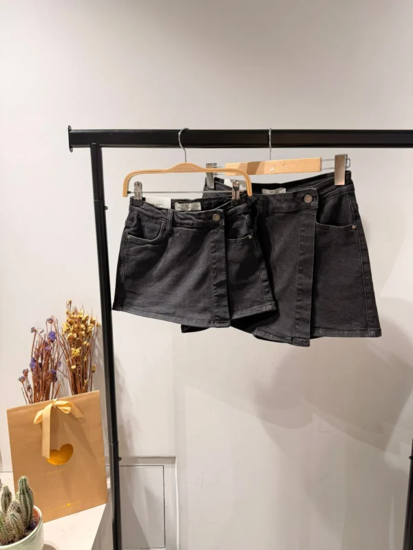 Jupe short femme noir – Élégante et brodée d’un cœur doré