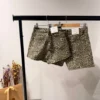 Jupe short léopard femme – Chic et brodée d’un cœur doré