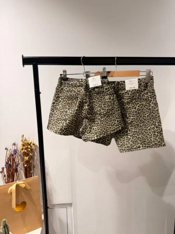 Jupe short léopard femme – Chic et brodée d’un cœur doré