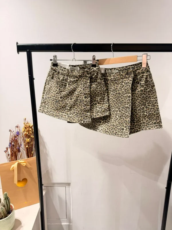Jupe short léopard femme – Chic et brodée d’un cœur doré