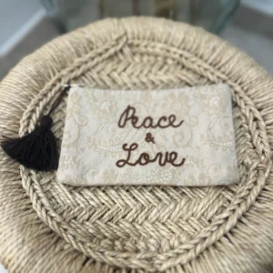 Pochette Peace & Love brodée – Style bohème chic