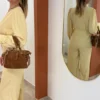 Combinaison jaune femme élégante pantalon fluide