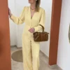 Combinaison jaune femme élégante pantalon fluide