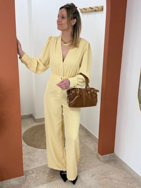 Combinaison jaune femme élégante pantalon fluide