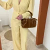 Combinaison jaune femme élégante pantalon fluide