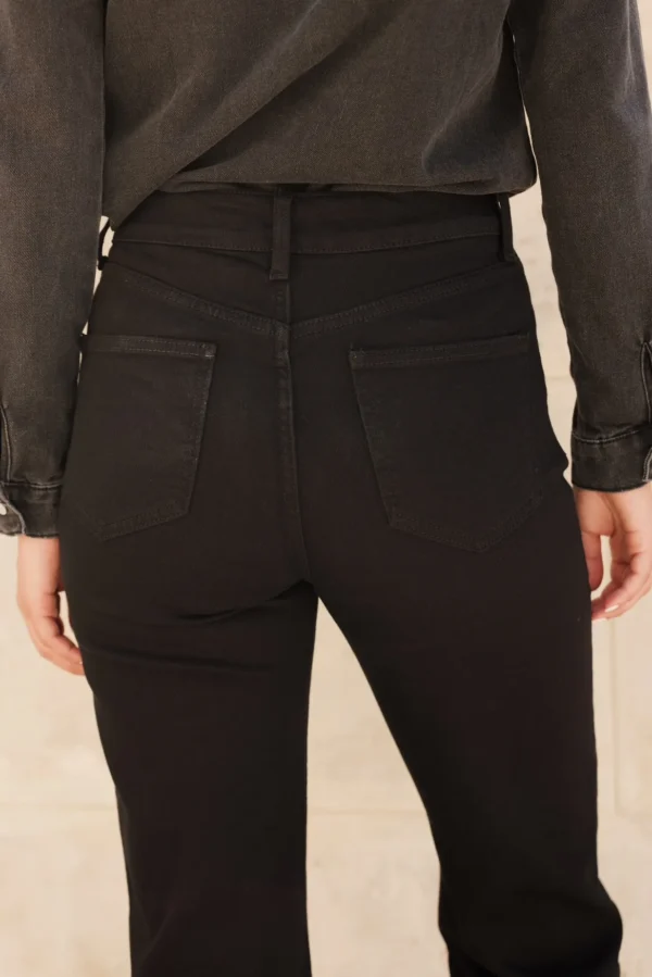 Jean noir femme taille haute coupe droite