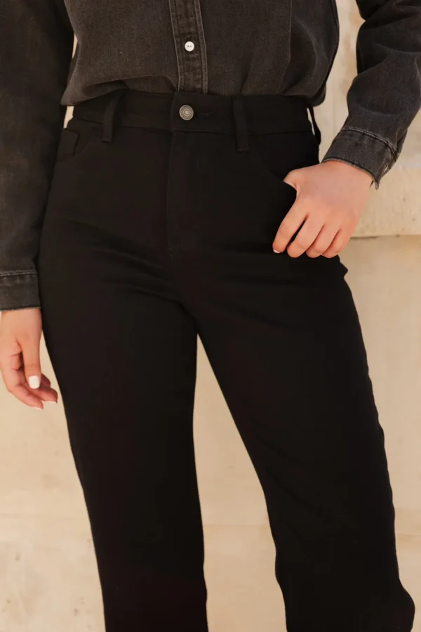 Jean noir femme taille haute coupe droite