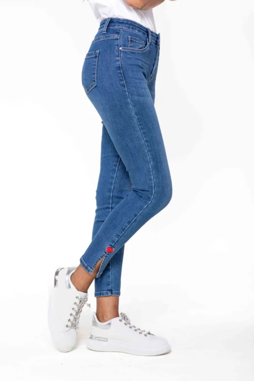 -jean-slim-femme-brode-coeur-rouge- Jean slim femme brodé cœur rouge – 7/8 bleu | Dream By C