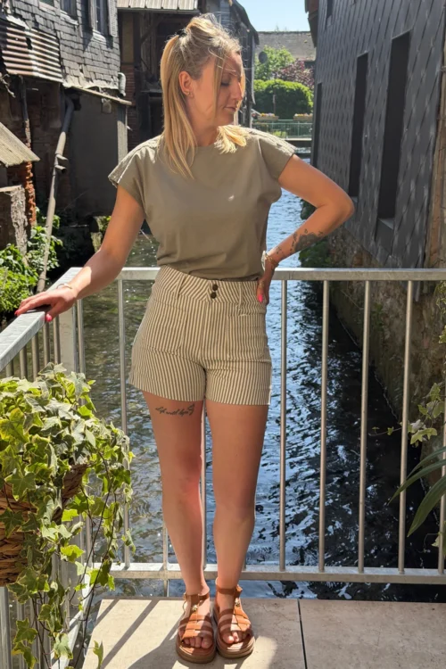 short-raye-femme-coton-ecru-kaki- Short rayé femme coton écru kaki – Chic & Élégant | Dream By C