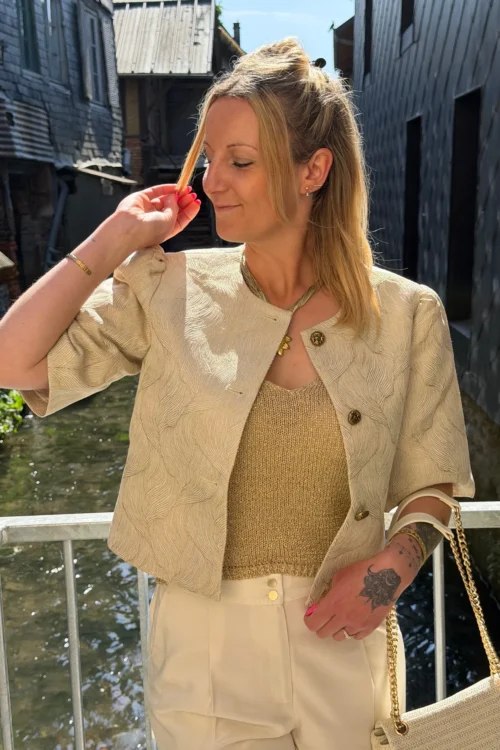 veste-chic-femme-beige-motifs-dores Veste chic femme beige motifs dorés – Épaulettes | Dream By C