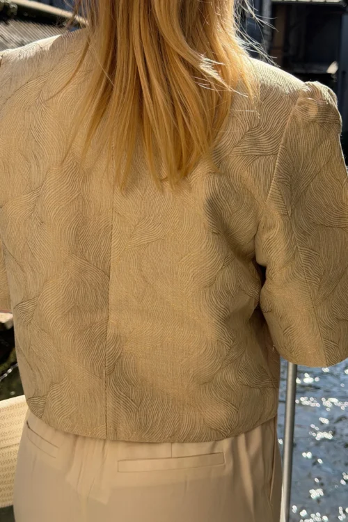 Veste chic femme beige motifs dorés – Épaulettes | Dream By C