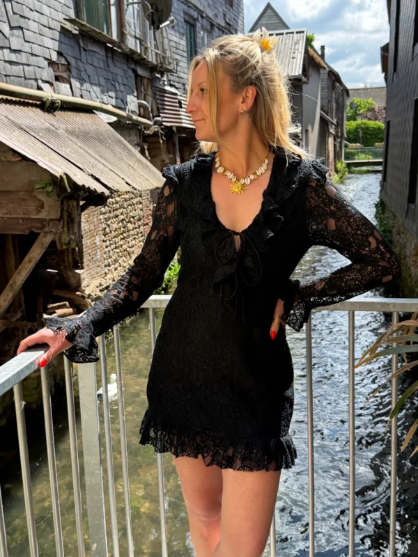 Robe courte dentelle noire, volants & laçage | Dream By C