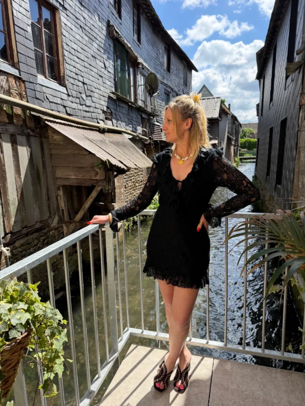 Robe courte dentelle noire, volants & laçage | Dream By C