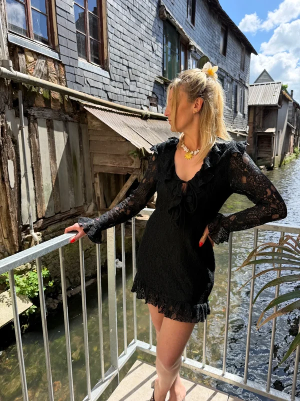 Robe courte dentelle noire, volants & laçage | Dream By C