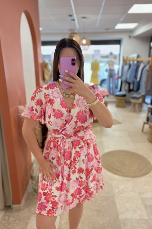 robe-courte-fleurie-grande-taille-fond-blanc-rose-fuchsia Robe courte fleurie grande taille fond blanc | Dream By C