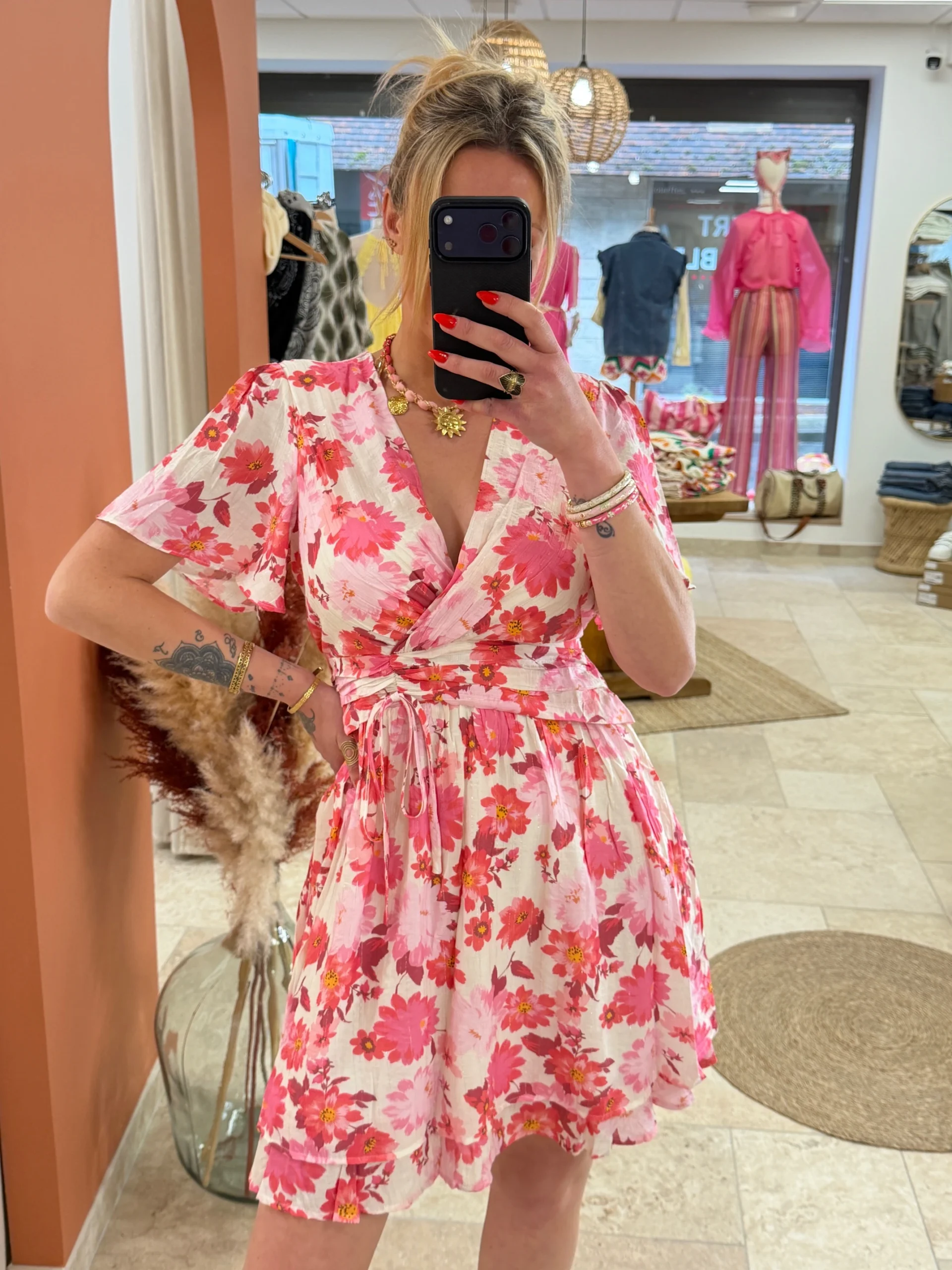 Robes courtes avec imprimé fleurie rose fushia