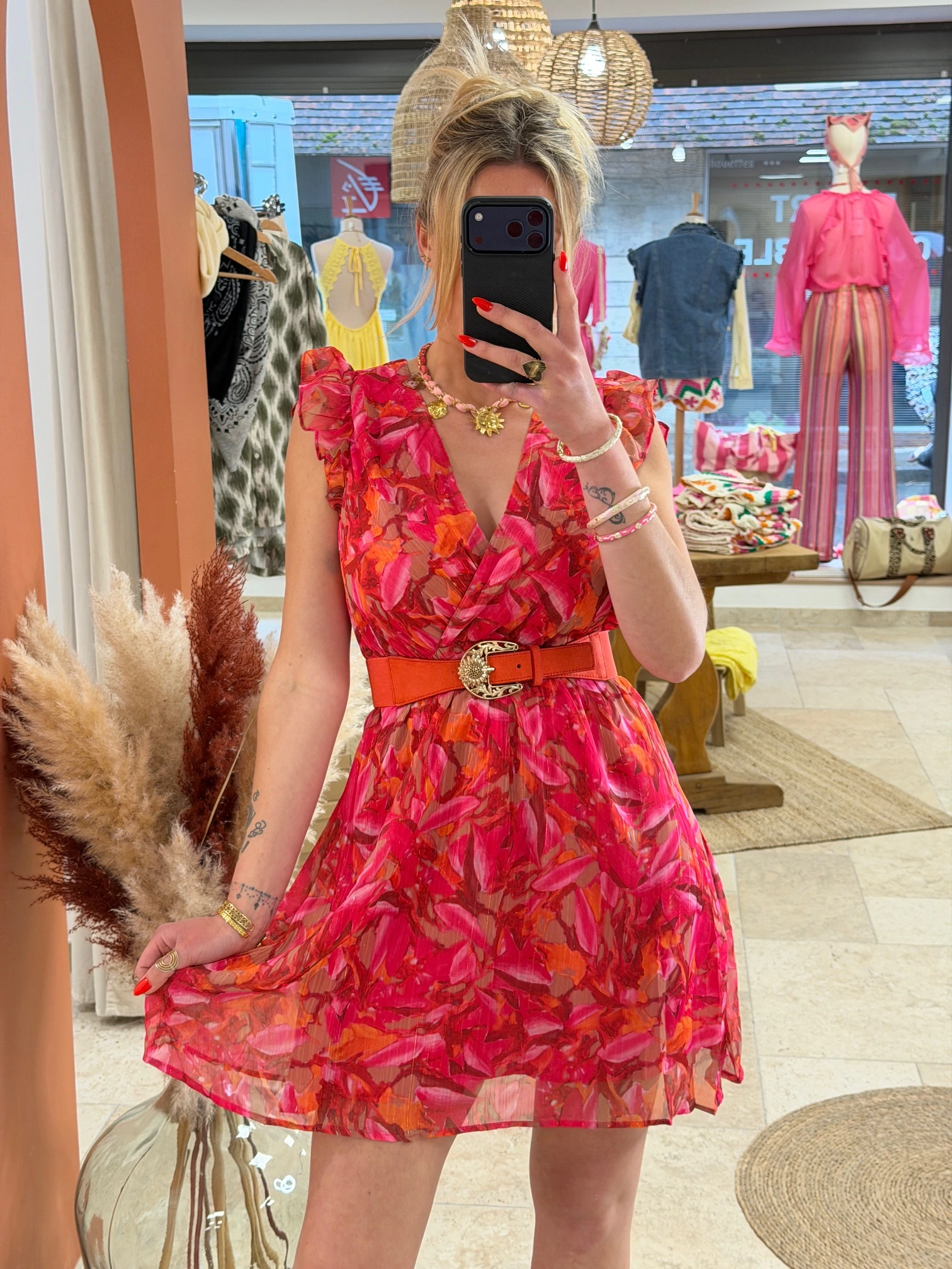Robe courte fuchsia à motifs colorés
