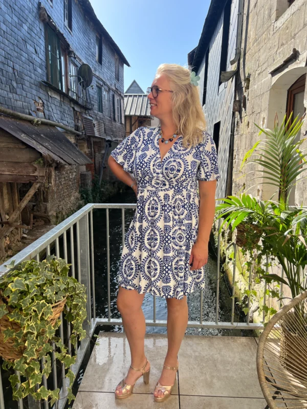 Robe courte grande taille été motifs Grèce col V | Dream By C