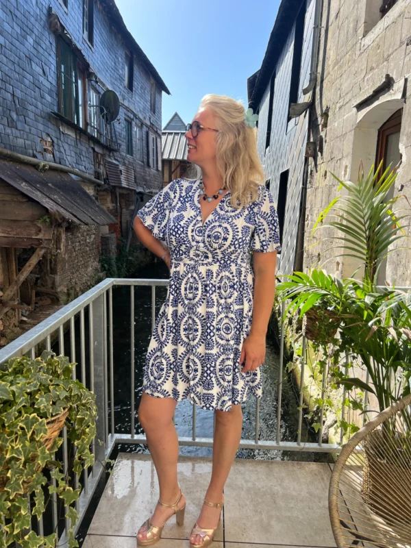 Robe courte grande taille été motifs Grèce col V | Dream By C