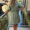 Robe vert sauge grande taille courte col V | Dream By C