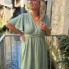 Robe vert sauge grande taille courte col V | Dream By C