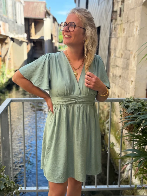 Robe vert sauge grande taille courte col V | Dream By C