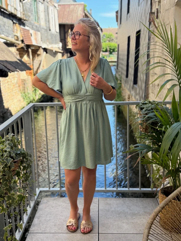 Robe vert sauge grande taille courte col V | Dream By C