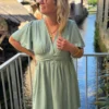 Robe vert sauge grande taille courte col V | Dream By C
